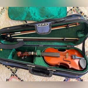 1/10 Gliga children's Violin in great condition w Case, shoulder rest and 2 Bows